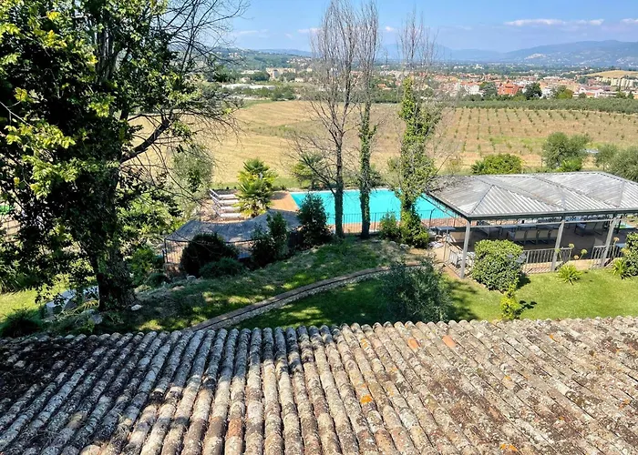 Poolside - Sleeps 24 Spoleto