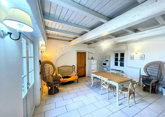 Villa Poolside - Sleeps 24 *