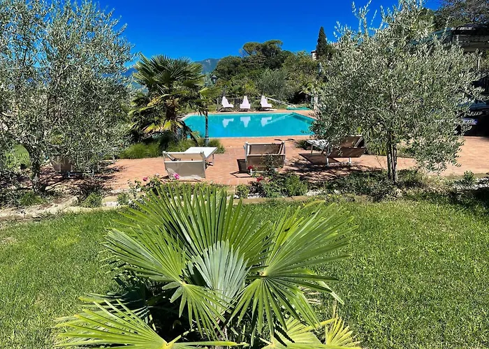 Poolside - Sleeps 24 Villa *
