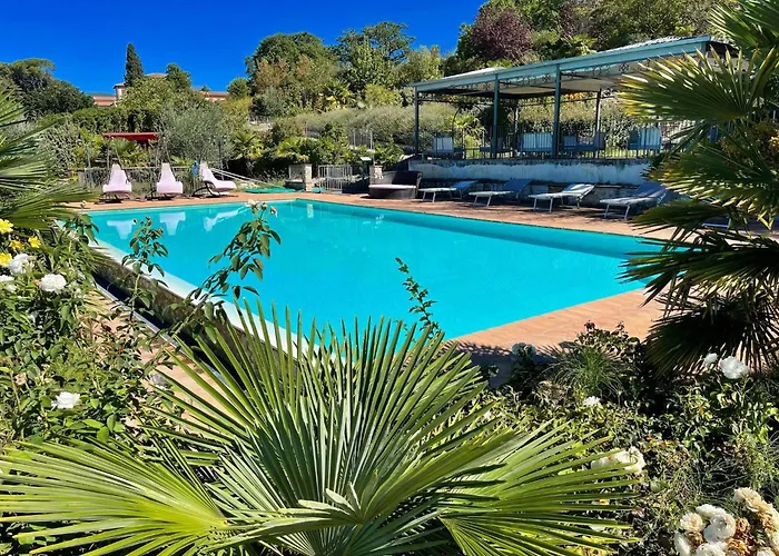 Poolside - Sleeps 24 *